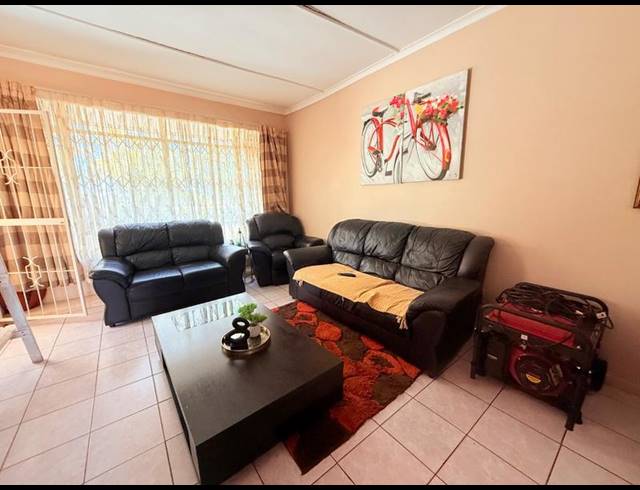 2 BEDROOM APARTMENT FOR SALE IN VANDERBIJLPARK CW 2
